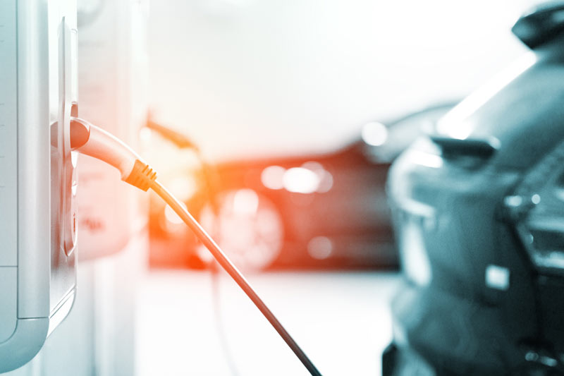 Elektroauto ist per Kabel an die Wallbox angeschlossen